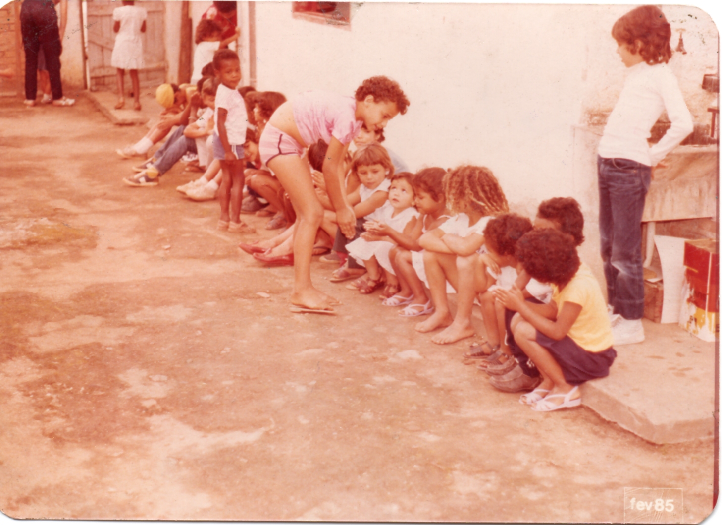 Aula de evangelização infantil na entrada do CEAL (Fev 1985)